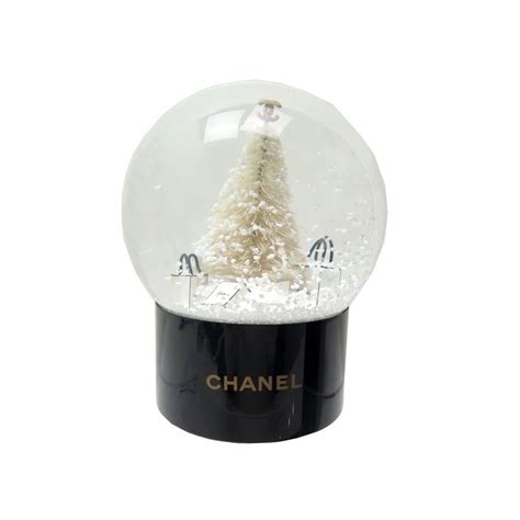 boule a neige chanel sapin avec sacs a main.